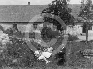 Pastorat Linden mit Personengruppe
