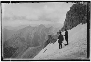 Bergwanderer-Paar im Karwendelgebirge. "Blick vom Joch"