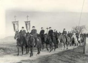 Osterreiter in Ostro : Gesellschaftliche Volkskultur - Frühling. Ort: Wotrow / Ostro. Saatreiten bzw. Reiten um die Fluren in Ostro, am Ostersonntag früh um 5 Uhr.