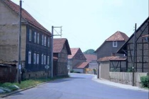 Straße mit anliegenden Häusern und Höfen