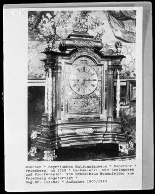 Kunstuhr mit Schlagwerk und Glockenspiel