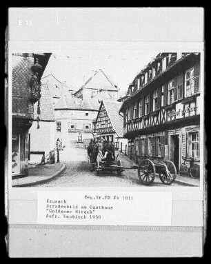 Kronach, Adolf-Kolping-Straße 18 (ehemalige Hans-Schemm-Straße). Ehemaliger Gasthof "Zum goldenen Hirschen" (17. Jahrhundert, 18. Jahrhundert Veränderungen). Straßenansicht (Teilansicht). Blick gegen Wohnhäuser