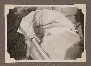 Christoph Zimmer als Baby im Kinderwagen auf dem Balkon von Christiane Zimmers Heidelberger Wohnung