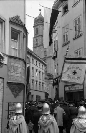 Bad Säckingen: Fridolinsfest; Prozession von hinten; mit Münster in enger Gasse