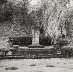 Denkmal für die Gefallenen des 1. Weltkrieges : Denkmal für die Gefallenen des 1. Weltkrieges. Sandstein (nach 1918). Königstein (Sächsische Schweiz)-Hütten, Kleiner Weg 17