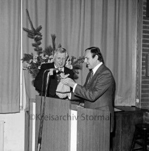 Mehrzweckhalle: Waldstraße / Oetjendorfer Landstraße: Grund- und Hauptschule des Schulverbandes Hoisdorf-Oetjendorf: 250-jähriges Jubiläum: Feier: Überreichung eines Geldsäckchens an Rektor Hansjoachim Berg durch Kreispräsident Hubert Priemel