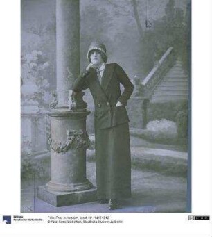 Frau in Kostüm