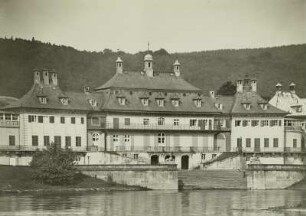Dresden. Schloss Pillnitz, Wasserpalais. Mittelbau mit Treppenanlage über die Elbe