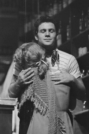 Szenenbilder aus "Zum goldenen Anker" von M. Pagnol, mit U.Thein als Marius u. a., Kammerspiele (Deutsches Theater), Berlin, 12.10.1956