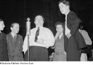Heinz Quermann und fünf weitere Personen bei einer „Ring-frei“-Veranstaltung der Leipziger Volkszeitung im Kino Capitol