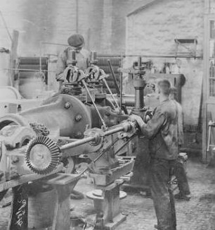 Zusammenbauen der Ventilsteuerung : Technikgeschichte | Technologie | Maschinenbau und Eisengiesserei | Dampfmaschinenbau | Cottbusser Maschinenbau-Anstalt und Eisengießerei AG