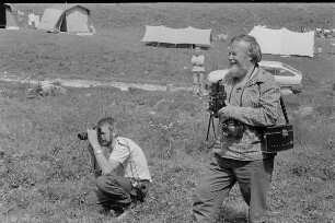 Čičmany. Akt-Pleinair 1980. Volkhard Wilhelm und Roger Rössing beim Fotografieren (im Hintergrund Günter Rössler)