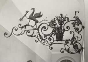Wandarm. Handwerkszeichen eines Schlossermeisters. Schmiedeeisen, Länge 168 cm. Freiberg (Sachsen)?, 1. H. 18. Jh. Dresden-Pillnitz, Kunstgewerbemuseum 18824