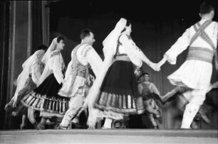 Bukarest: Aro Lichtspielhaus: Rumänische Folkloregruppe