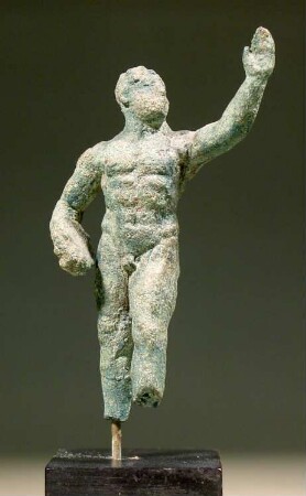 Kleine hellenistische Statuette eines Diskuswerfers, die Linke erhoben, in der Rechten den Diskos, Füße unterhalb des Knies gebrochen