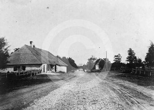 Straßenbild mit unbekanntem Krug in Estland