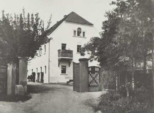 Graupa (Pirna-Graupa), Richard-Wagner-Straße 6. Richard-Wagner-Museum (Lohengrinhaus). Giebelansicht durch die Toreinfahrt