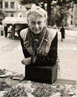 Marktfrau mit Kräutern auf dem Wittenbergplatz
