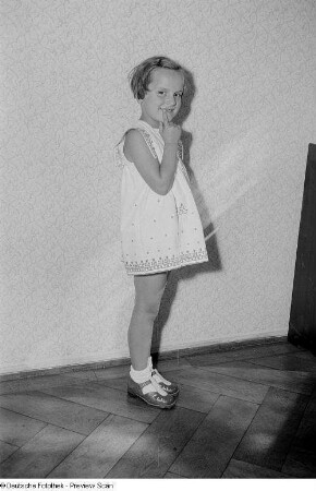 Ein Mädchen posiert mit Sommerkleid bei der "Internationalen Messemodenschau", Herbstmesse 1953