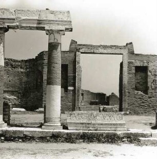 Pompeji. Forum Civile. Ostseite mit Portal zum Gebäude der Eumachia