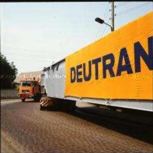Schwertransport mit Lastwagen "VE Kombinat Deutrans" von Rostock nach Schwedt/Oder