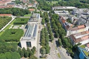 Hansjakob, Gottfried; München, Englischer Garten; Altstadtring, Königinstraße, Hofgarten, Finanzgarten, Englischer Garten, Staatskanzlei, Haus der Kunst, Prinz Carl Palais - Luftbild