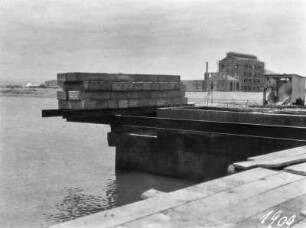 Hafenausbau : Auf einem Kai augestapelte Quader im Hafen von Lobito