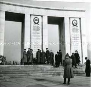 Eine Kompanie der Roten Armee bei der Kranzniederlegung am Jahrestag der Oktoberrevolution von 1917 am sowjetischen Ehrenmal im Tiergarten