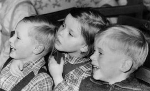 Kinder schauen in der Weihnachtszeit einem Märchen zu