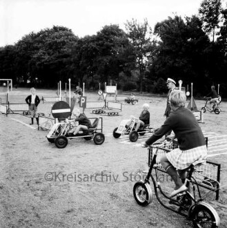 Schützen- und Volksfest: Veranstalter Heimatring und Ahrensburger Schützengilde: Stormarnplatz: Kinder auf dem Verkehrskindergarten der Polizei-Inspektion Bad Oldesloe, 23. Juni 1968