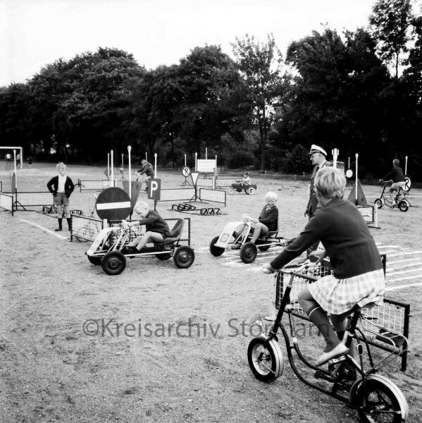 Schützen- und Volksfest: Veranstalter Heimatring und Ahrensburger Schützengilde: Stormarnplatz: Kinder auf dem Verkehrskindergarten der Polizei-Inspektion Bad Oldesloe, 23. Juni 1968