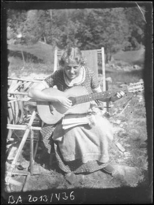 Frau mit Gitarre