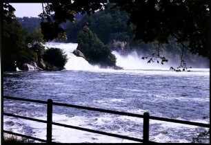 Schaffhausen: Rheinfall, Gesamtansicht vom gegenüberliegenden Ufer
