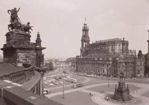 Dresden-Altstadt. Theaterplatz mit Reiterdenkmal König Johanns. Blick von der Quadriga auf dem Opernhaus gegen die Hofkirche
