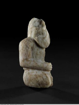 Statuettenfragment eines hockenden oder knienden Mannes