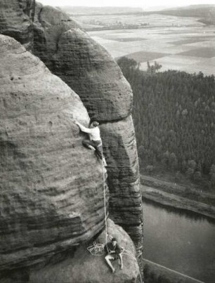 Sächsische Schweiz. Schrammsteine, Vorderer Torstein. Seilschaft Karlheinz Gonda und W. Müller bei der Begehung der Sieberkante (VIIc)