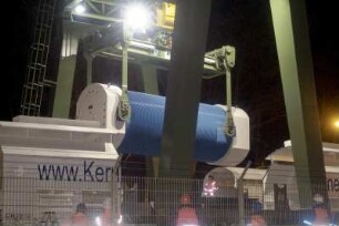 Der neunte Castor-Transport mit abgebrannten Brennstäben / Brennelementen erreicht den Verlade-Bahnhof in Dannenberg / Wendland, 21.11.05. Hier wird ein Castor vom Verladekran auf einen Tieflader umgeladen