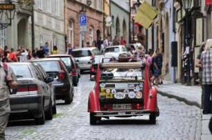 Verkehr in der Neruda-Gasse in Prag : In der steil bergan führenden Neruda-Gasse auf der Kleinseite sind Parkplätze rar. Aufgenommen in Prag am 31. Juli 2009