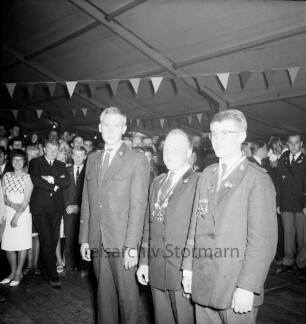 Volks- und Schützenfest: Schützenverein Sprenge und Umgebung e.V.: Festzelt: Innenansicht: Jungschützenkönig Gerd Schwiecker mit seinen beiden Rittern Uwe Zingelmann und Herbert Meins