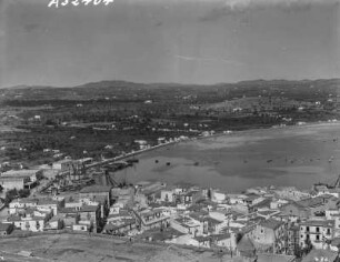 Ibiza-Stadt mit Hafen : Blick von der Bastion, Carrer del Calvari, vor der Kathedrale Santa Maria, auf die Stadt und den Hafen Ibiza