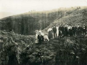 Akureyri/ Island: Gruppenbildnis mit Touristen über dem Glera-Wasserfall