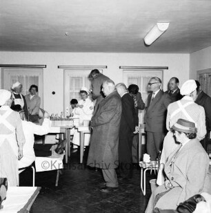 Deutsches Rotes Kreuz DRK: Volksschule: am Schweinemarkt: erste Blutentnahmeaktion der Zentrale des DRK-Blutspendedienstes Nord Lütjensee: wartende Spender: DRK-Helferinnen
