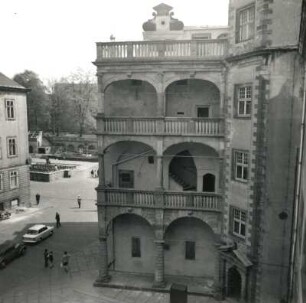 Altenburg. Schloss. 10./11. Jh. beg.. Kirchensaalflügel (16./17. Jh.) mit Treppenturm. Hofansicht (Teilansicht)