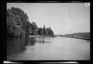 Themse (Fluss bei London, England) mit breitem Flussbett und Ufer