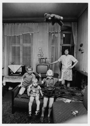 Familie in ihrer Wohnung (Gabelsbergerstraße 7 ?)