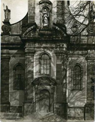 Hauptfassade der Katholischen Kirche Sankt Maria