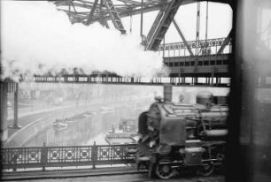 Berlin: Anhalter Bahnhof; Deutsche Reichsbahn; Ausblick vom Stellwerk; rückwärts fahrende Lok, auf Brücke Landwehrkanal