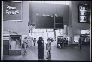 Stuttgart Hbf.: Elektronische Informationstafel in der Bahnsteighalle