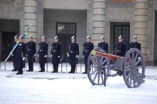 Stockholm - Wachaufzug am Schloss : Wachsoladten Königliches Schloss, Dragoner der Königlichen Leibgarde, aufgenommen in Stockholm 2006