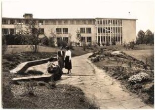 Grünflächen an der Liebfrauenschule, Köln: Schulgebäude, Plattenweg, Sitzbank